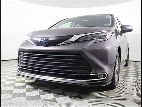 Used 2021 Toyota Sienna XLE FWD image 3
