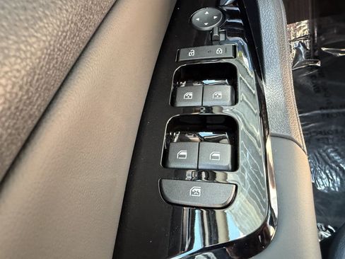 Used 2025 Kia Sportage SX image 28