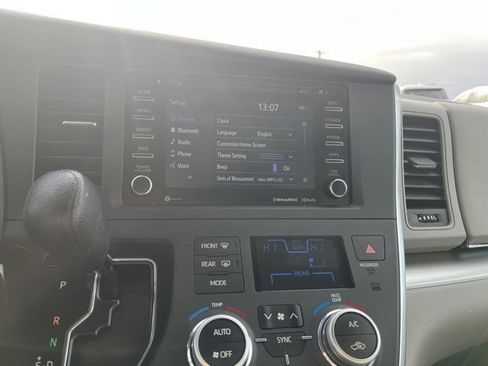 Used 2018 Toyota Sienna LE image 43