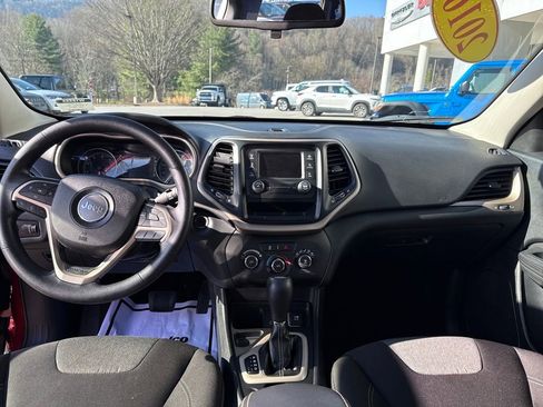 Used 2016 Jeep Cherokee Sport image 16