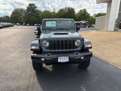 Used 2025 Jeep Gladiator Sport AWD/4WD image 2