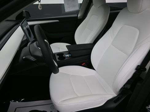 Used 2024 Tesla Model Y Long Range AWD/4WD image 23
