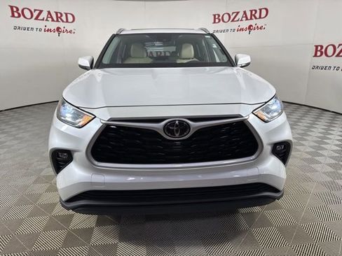 Used 2022 Toyota Highlander XLE image 2