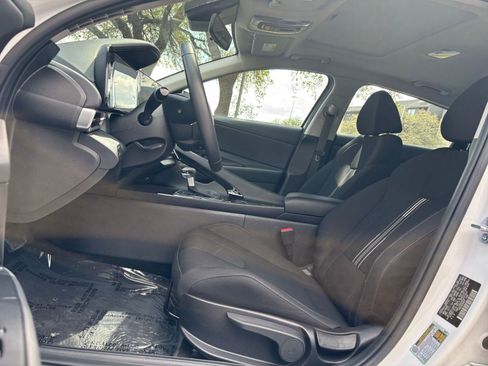 Used 2025 Hyundai Elantra SEL image 23