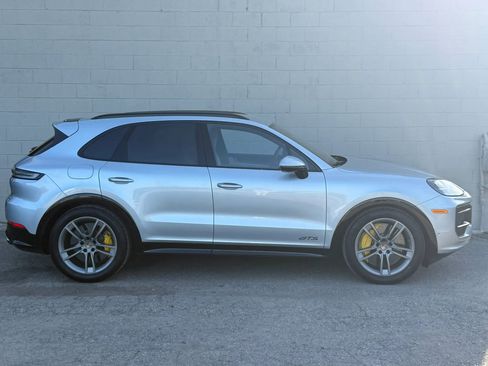 Used 2025 Porsche Cayenne GTS w/ Sport Chrono Package AWD/4WD image 11