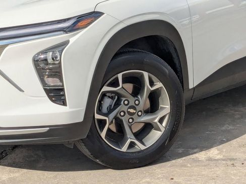 Used 2025 Chevrolet Trax LT w/ LT Convenience Package image 31