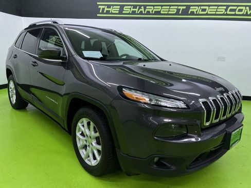 Used 2018 Jeep Cherokee Latitude Plus w/ Cold Weather Group FWD image 2