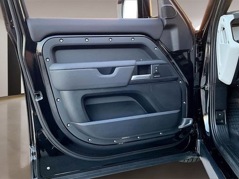 Used 2025 Land Rover Defender 110 S image 18