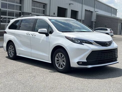 Used 2026 Toyota Sienna XLE FWD image 15