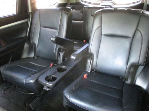 Used 2019 Toyota Highlander XLE image 29