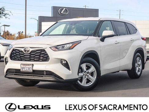 Used 2020 Toyota Highlander LE image 1