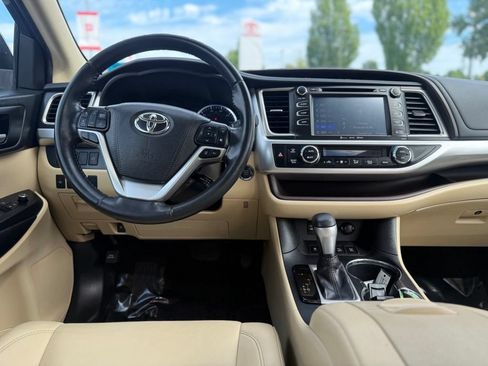 Used 2019 Toyota Highlander XLE w/ Carpet Mat Package (TMS) AWD/4WD image 22