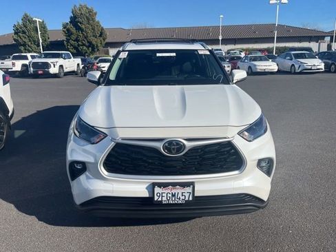 Used 2023 Toyota Highlander XLE image 2