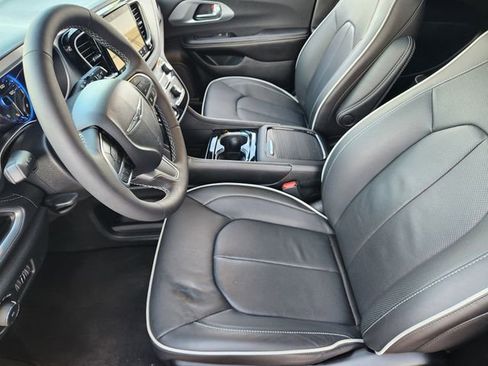 Certified 2026 Chrysler Pacifica Limited FWD image 13