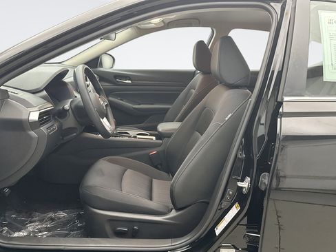 Used 2024 Nissan Altima 2.5 SV FWD image 11