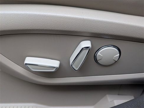 Used 2023 Lincoln Nautilus Reserve w/ Luxury Package image 24