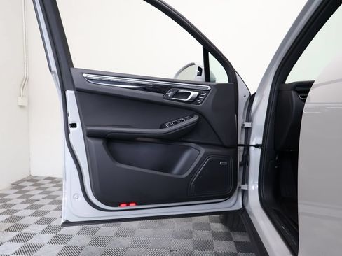 Used 2023 Porsche Macan AWD/4WD image 15