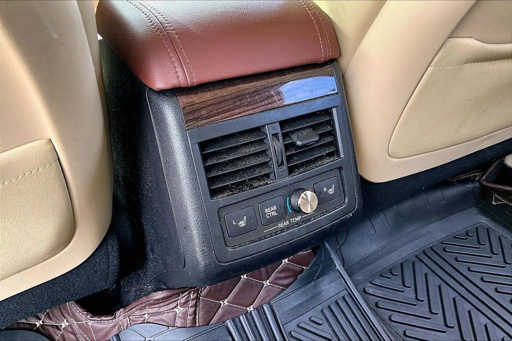 Used 2013 Toyota Avalon Limited w/ Technology Pkg FWD image 28