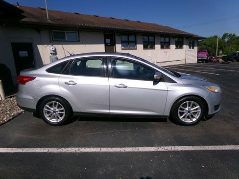 Used 2016 Ford Focus SE FWD image 2