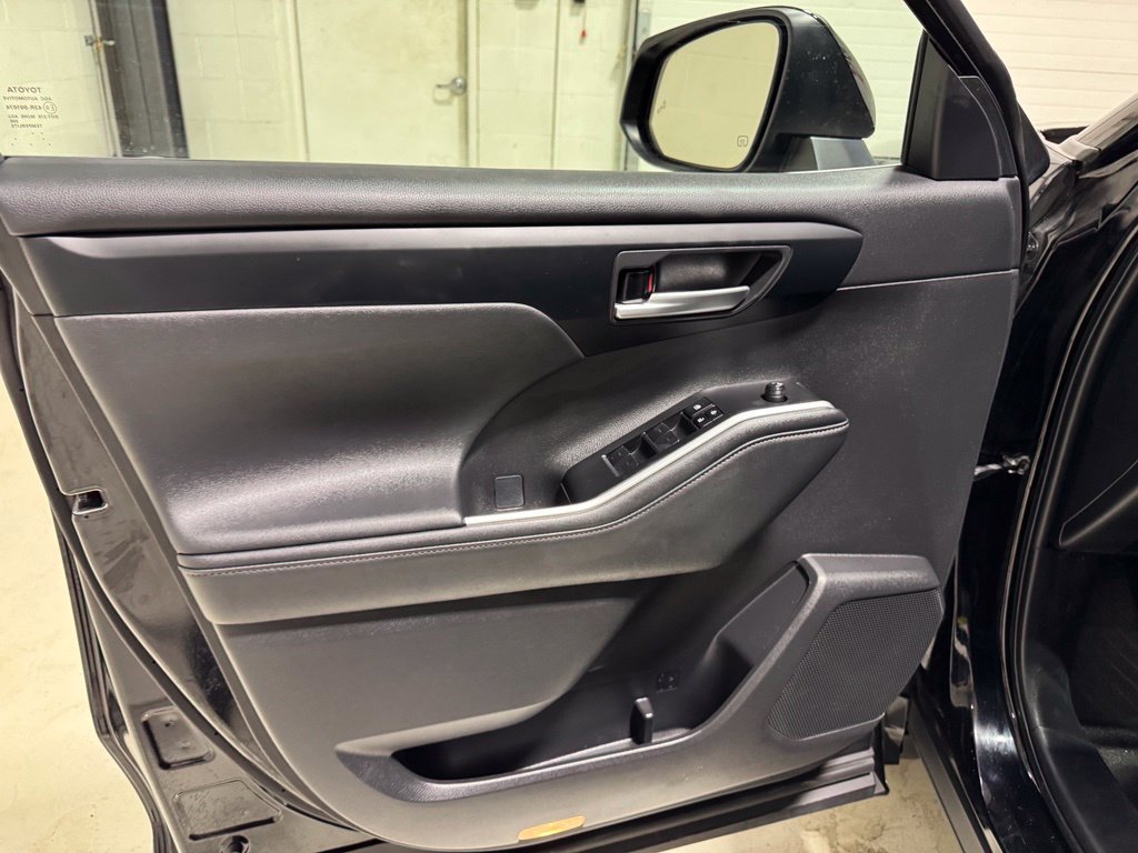 Used 2023 Toyota Highlander XLE AWD/4WD image 11