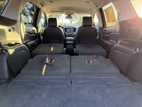 Used 2023 GMC Acadia SLT image 20