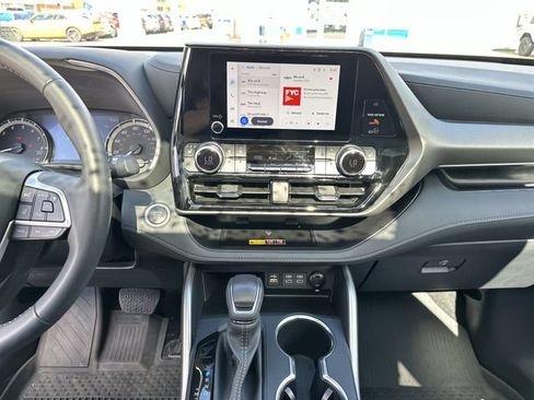 Used 2025 Toyota Highlander XLE AWD/4WD image 14