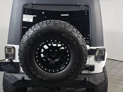 Used 2018 Jeep Wrangler Unlimited Rubicon w/ Connectivity Group AWD/4WD image 5