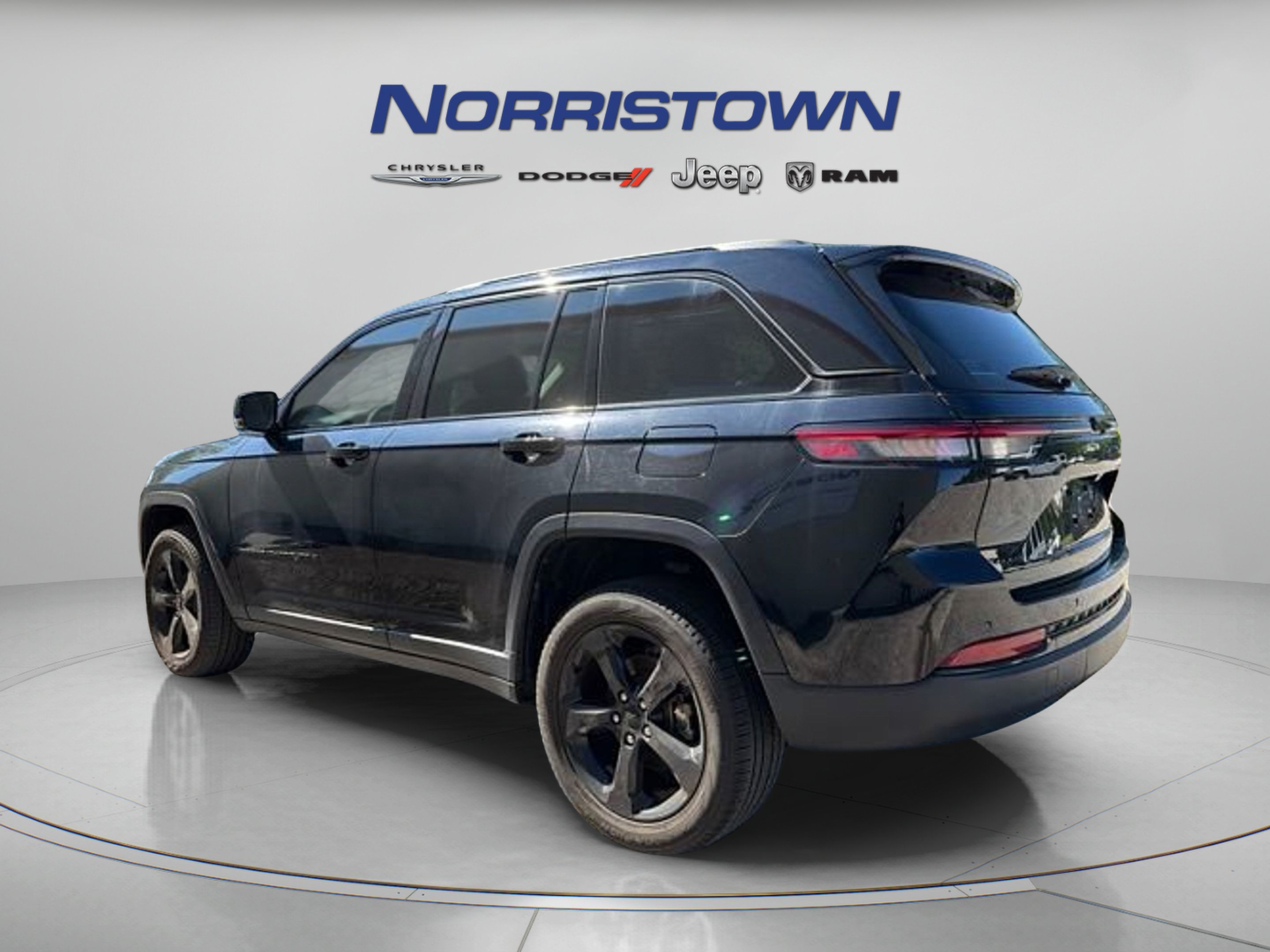Certified 2023 Jeep Grand Cherokee Limited w/ Black Appearance Package AWD/4WD image 4