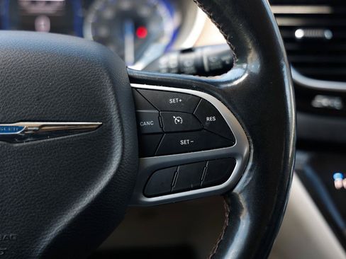 Used 2019 Chrysler Pacifica Touring-L FWD image 28