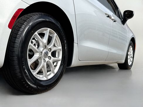 Used 2023 Chrysler Pacifica Touring-L FWD image 15