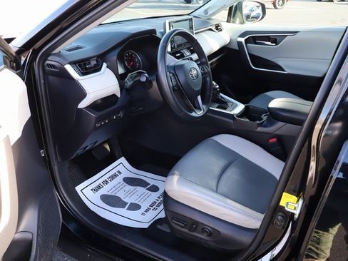 Used 2019 Toyota RAV4 XLE Premium image 13