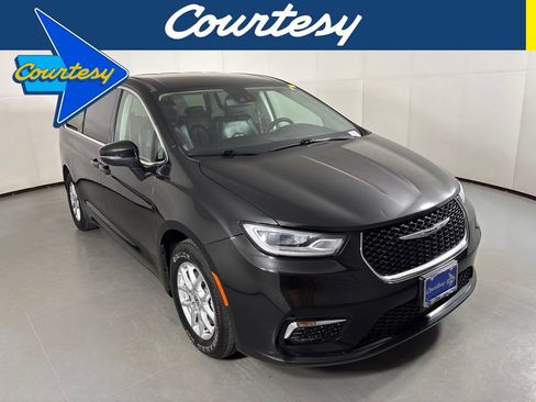 Used 2023 Chrysler Pacifica Touring-L FWD image 1