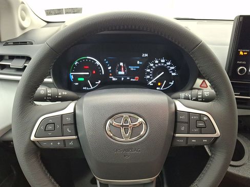 Used 2026 Toyota Sienna XLE FWD image 19