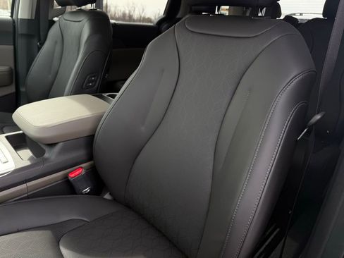 New 2026 Kia Carnival EX image 24