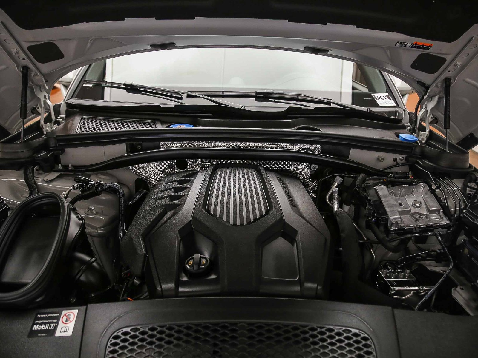 Certified 2026 Porsche Macan AWD/4WD image 32