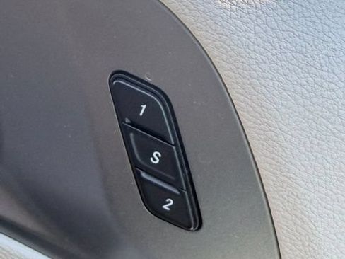 Used 2023 Chrysler Pacifica Touring-L FWD image 23