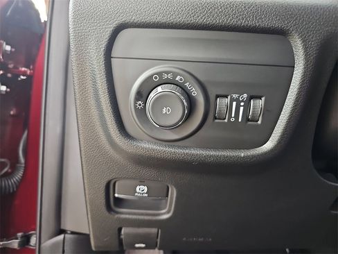 Used 2025 Jeep Grand Cherokee Limited image 30