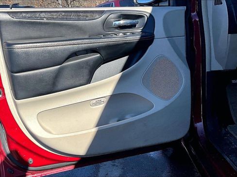 Used 2016 Chrysler Town & Country Touring image 20