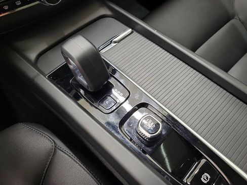 Used 2025 Volvo XC60 B5 Core image 31