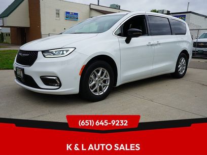 Used 2025 Chrysler Pacifica Select