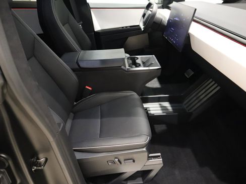 Used 2024 Tesla Cybertruck AWD Crew Cab image 18