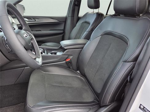 New 2025 Jeep Grand Cherokee Altitude image 45