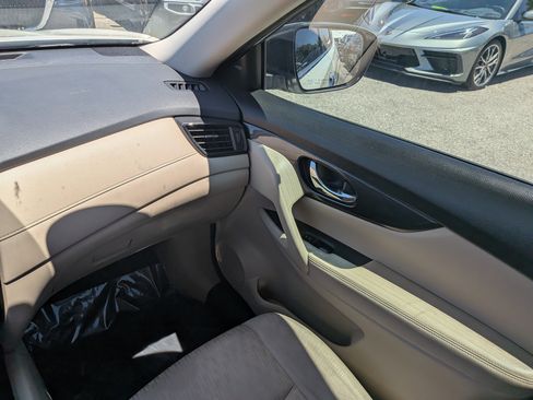 Used 2020 Nissan Rogue SV FWD image 18