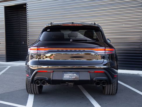 Certified 2025 Porsche Macan AWD/4WD image 8