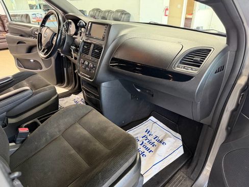 Used 2017 Dodge Grand Caravan SE FWD image 20