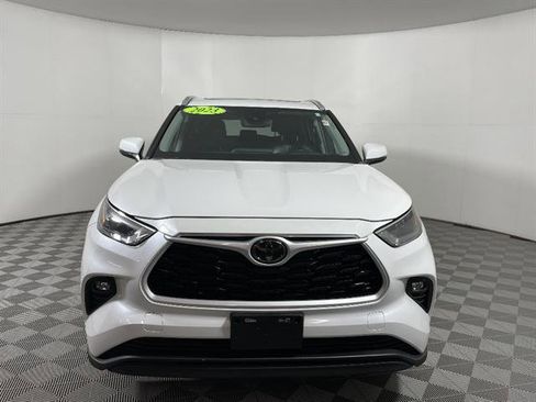 Used 2023 Toyota Highlander XLE AWD/4WD image 2