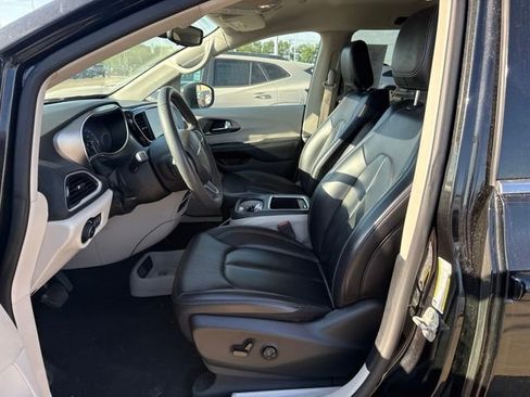 Used 2023 Chrysler Pacifica Touring-L FWD image 9