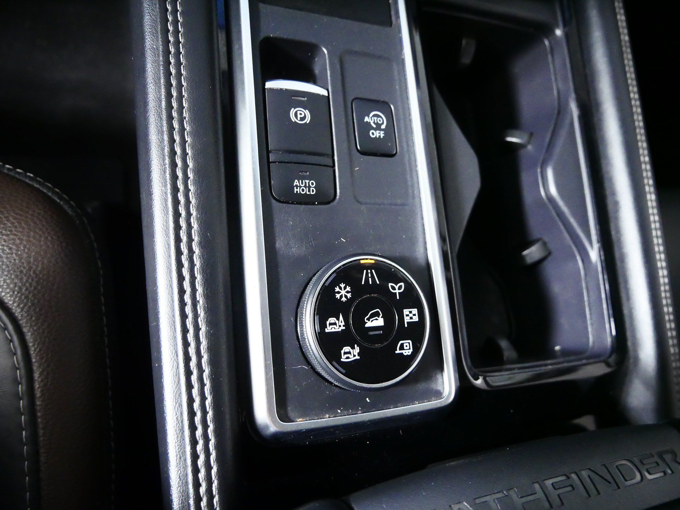 Used 2024 Nissan Pathfinder Platinum w/ Lighting Package (N93) AWD/4WD image 30