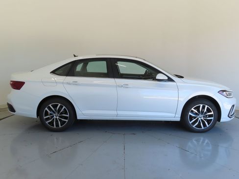 New 2025 Volkswagen Jetta SE image 2