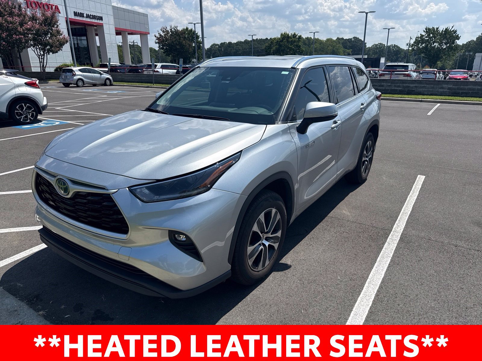 Used 2021 Toyota Highlander XLE FWD image 3